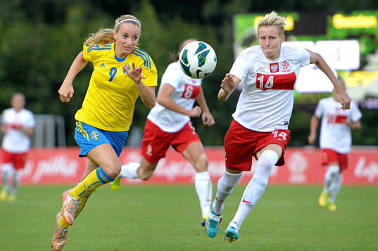 Sveriges Kosovare Asllani jagar boll med Polens Jolanta