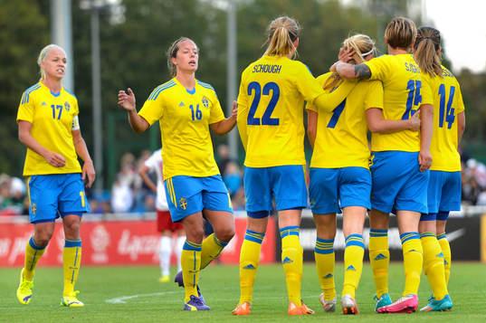 Sveriges spelare kramar om varandra