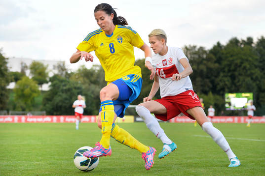 Sveriges Lotta Schelin jagas av Polens Jolanta Siwinska