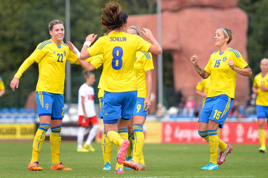 Sveriges Lotta Schelin gratuleras av sina lagkamrater