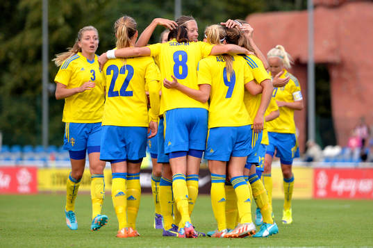 Sveriges Lotta Schelin gratuleras av sina lagkamrater