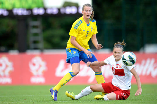 Sveriges Emma Berglund och Polens Ewa Pajor i kamp om bollen
