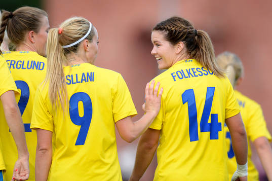 Sveriges Hanna Folkesson och Kosovare Asllani jublar