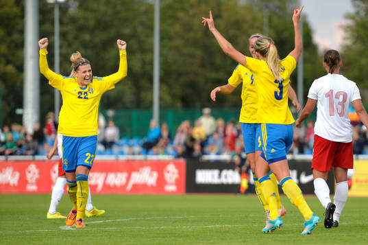 Sveriges Linda Sembrant (th) jublar med Olivia Schough