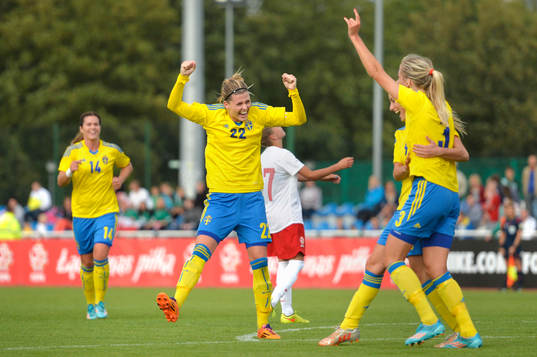 Sveriges Linda Sembrant (th) jublar med Olivia Schough