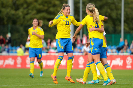 Sveriges Linda Sembrant (th) jublar med Olivia Schough