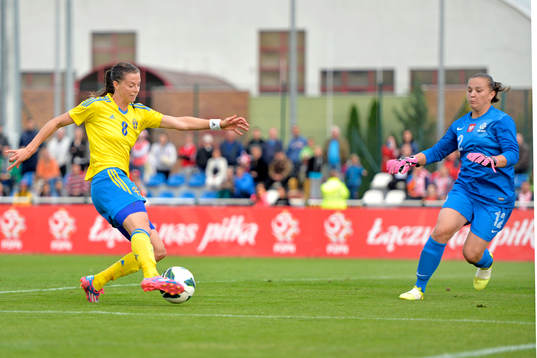 Sveriges Lotta Schelin gör 0-3 bakom Polens målvakt Anna
