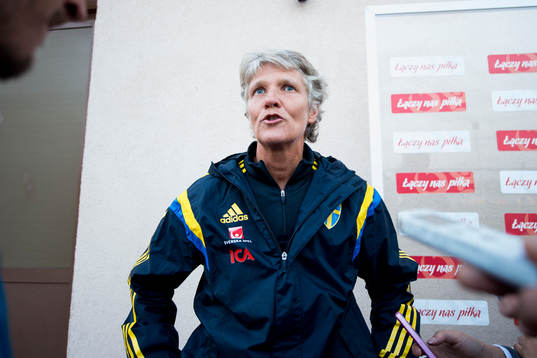 Sveriges förbundskapten Pia Sundhage svarar på frågor