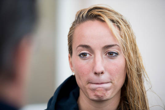 Sveriges Kosovare Asllani är deppig när hon möter pressen