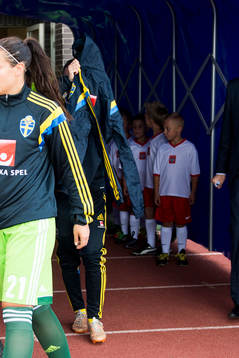 Sveriges Kosovare Asllani döljer sitt ansikte med en jacka