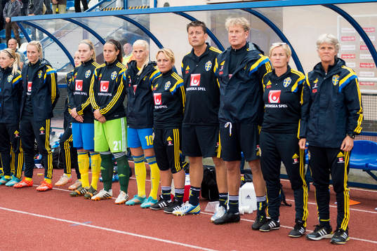 Sveriges avbytarbänken med Kosovare Asllani som gömmer