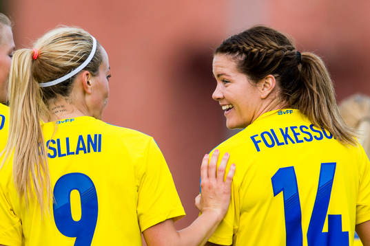 Sveriges Kosovare Asllani och Hanna Folkesson är glada