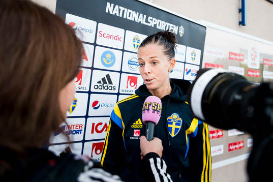 Sveriges Lotta Schelin gör en TV-intervju med Sportbladet