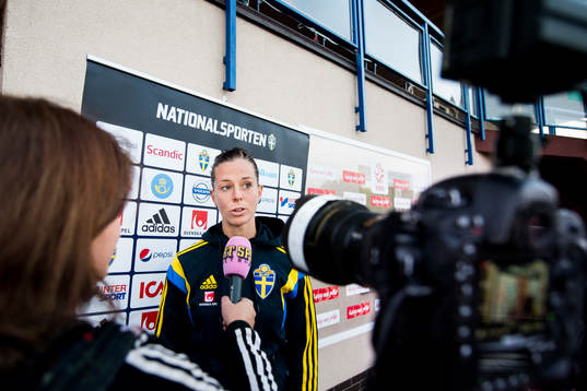 Sveriges Lotta Schelin gör en TV-intervju med Sportbladet