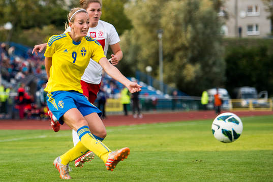 Sveriges Kosovare Asllani och Polens Evelyn Nicinski
