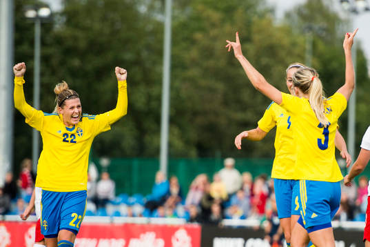 Sveriges Olivia Schough (tv) jublar mot Linda Sembrant (th)