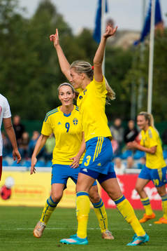 Sveriges Kosovare Asllani tittar på när Linda Sembrant