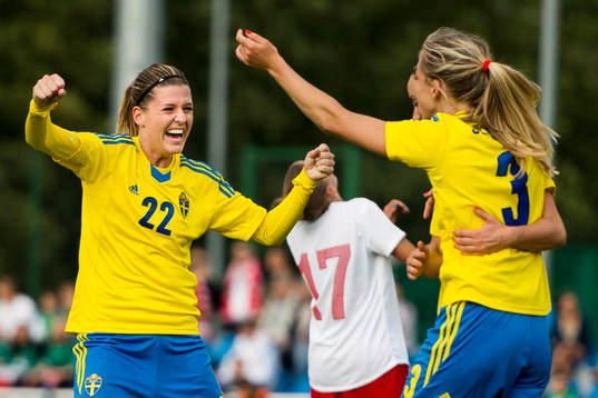 Sveriges Olivia Schough (tv) jublar mot Linda Sembrant (th)