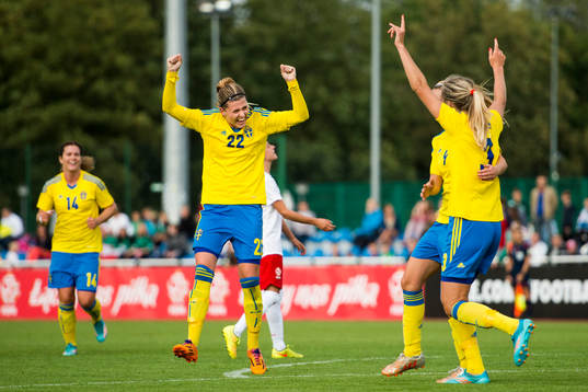 Sveriges Olivia Schough (tv) jublar mot Linda Sembrant (th)