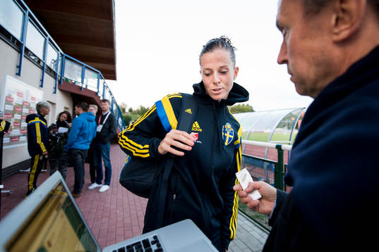 Sveriges Lotta Schelin svarar på frågor från Expressens