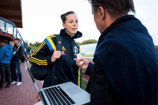 Sveriges Lotta Schelin svarar på frågor från Expressens