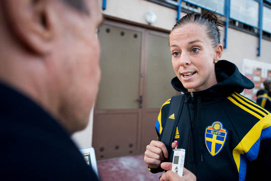 Sveriges Lotta Schelin svarar på frågor från Expressens