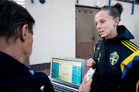 Sveriges Lotta Schelin svarar på frågor från Expressens