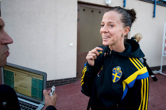 Sveriges Lotta Schelin svarar på frågor från Expressens