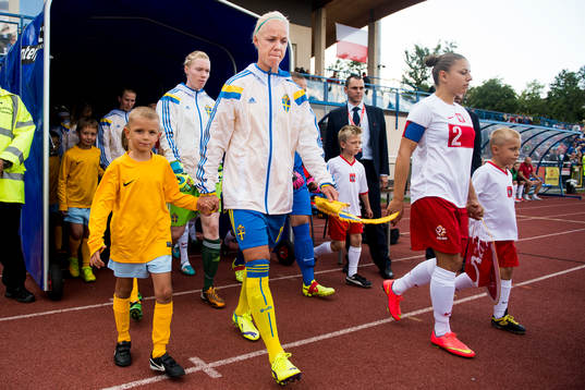 Sveriges Caroline Seger och målvakt Hedvig Lindahl gör