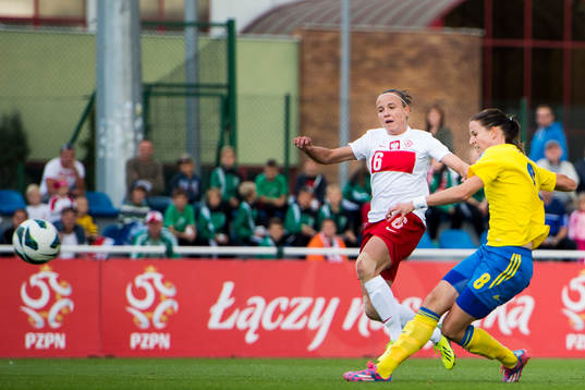 Sveriges Lotta Schelin gör 0-1 Polens Joanna Plonowska