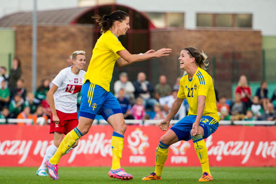 Sveriges Lotta Schelin jublar mot Olivia Schough