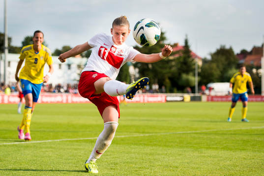 Polens Gabriela Grzywinska rensar undan bollen