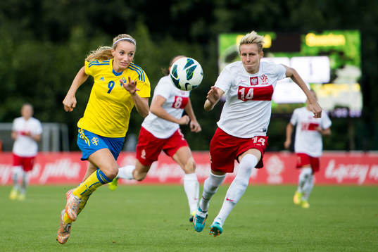 Sveriges Kosovare Asllani i kamp om bollen med Polens