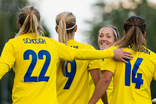 Sveriges Therese Sjögran är glad när Kosovare Asllani