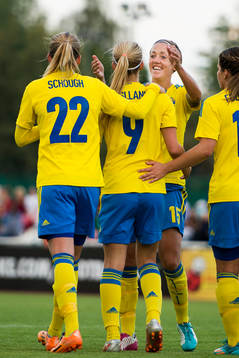 Sveriges Therese Sjögran är glad när Kosovare Asllani