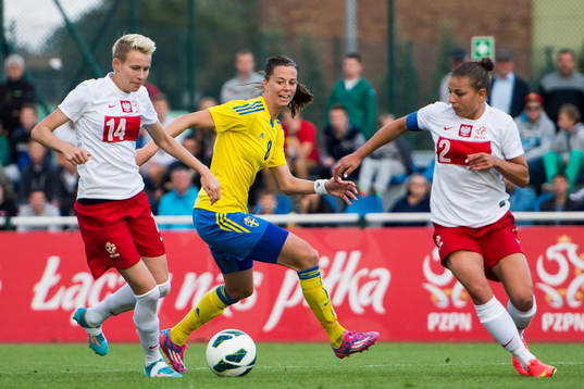 Sveriges Lotta Schelin mellan Polens Jolanta Siwinska och