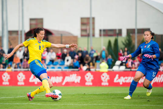 Sveriges Lotta Schelin gör 0-3 bakom Polens målvakt Anna
