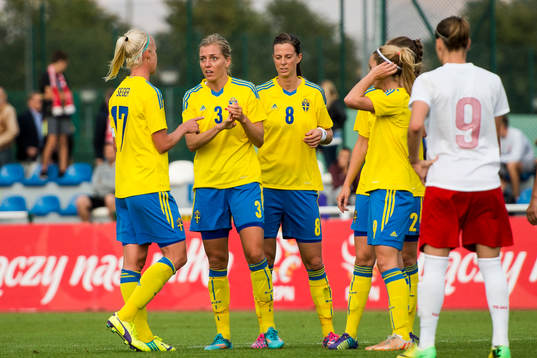 Sveriges Caroline Seger pratar med Linda Sembrant