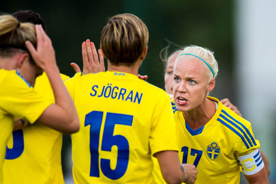 Sveriges Caroline Seger peppar sina lagkamrater