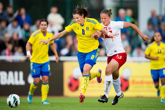Sveriges Lotta Schelin tar sig förbi Polens Patrycja