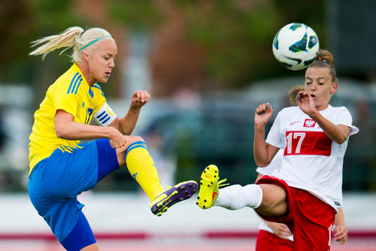 Sveriges Caroline Seger och Polens Natalia Pakulska