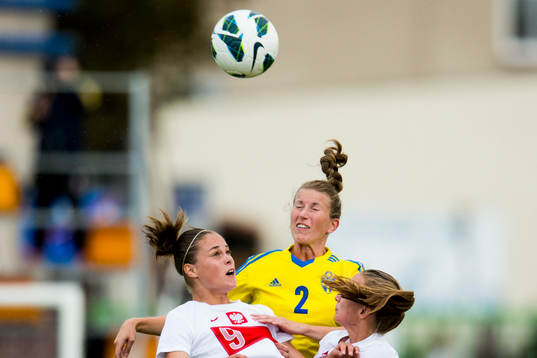 Sveriges Emma Berglund nickar bollen mellan Polens Ewa