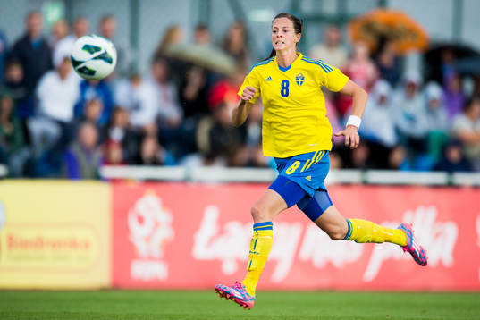 Sveriges Lotta Schelin jagar en boll