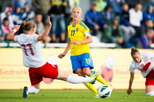 Sveriges Caroline Seger passar och Polens Gabriela