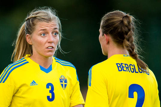 Sveriges Linda Sembrant pratar med Emma Berglund
