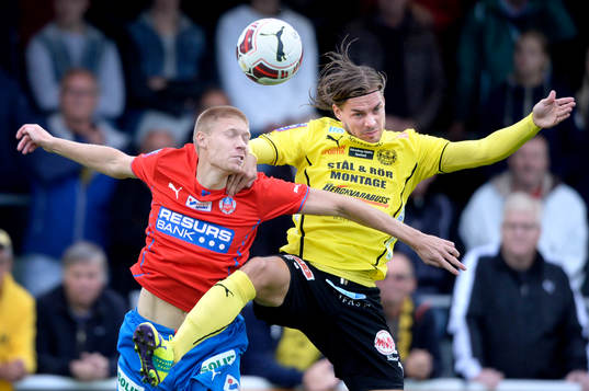 Helsingborgs Markus Holgersson och Mjällbys Danny Ervik i