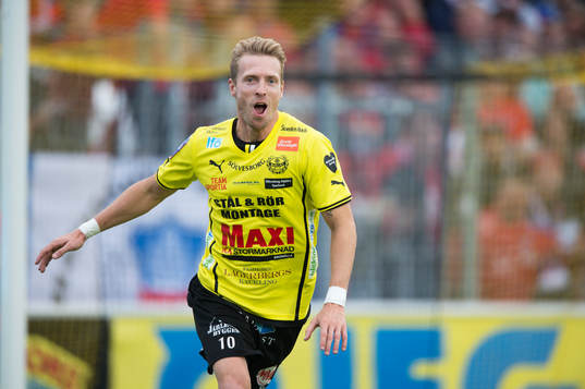 Mjällbys Christian Wilhelmsson har gjort 1-0 i matchen i