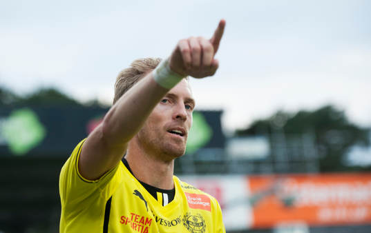 Mjällbys Christian Wilhelmsson har gjort 1-0 i matchen i
