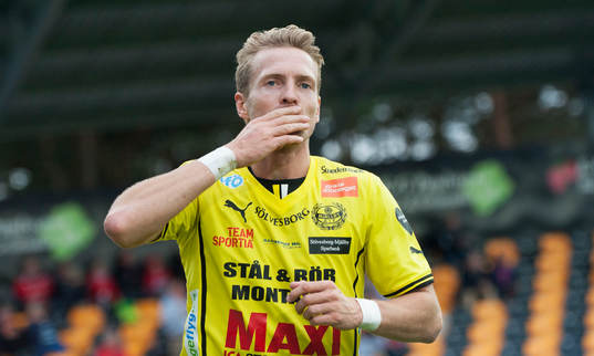 Mjällbys Christian Wilhelmsson har gjort 1-0 i matchen i