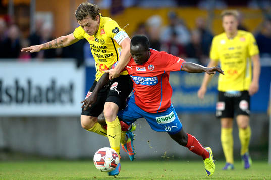 Mjällbys Viktor Nilsson i kamp om bollen med Helsingborgs